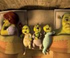 Shrek, Fiona ve yatakta üç genç Dev bir aile.